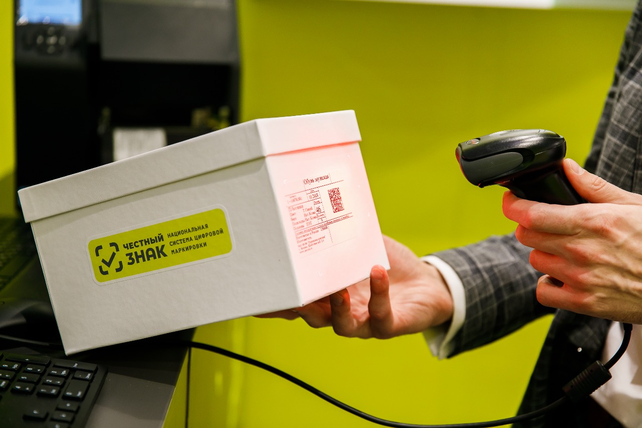 Продавец сканирует товар