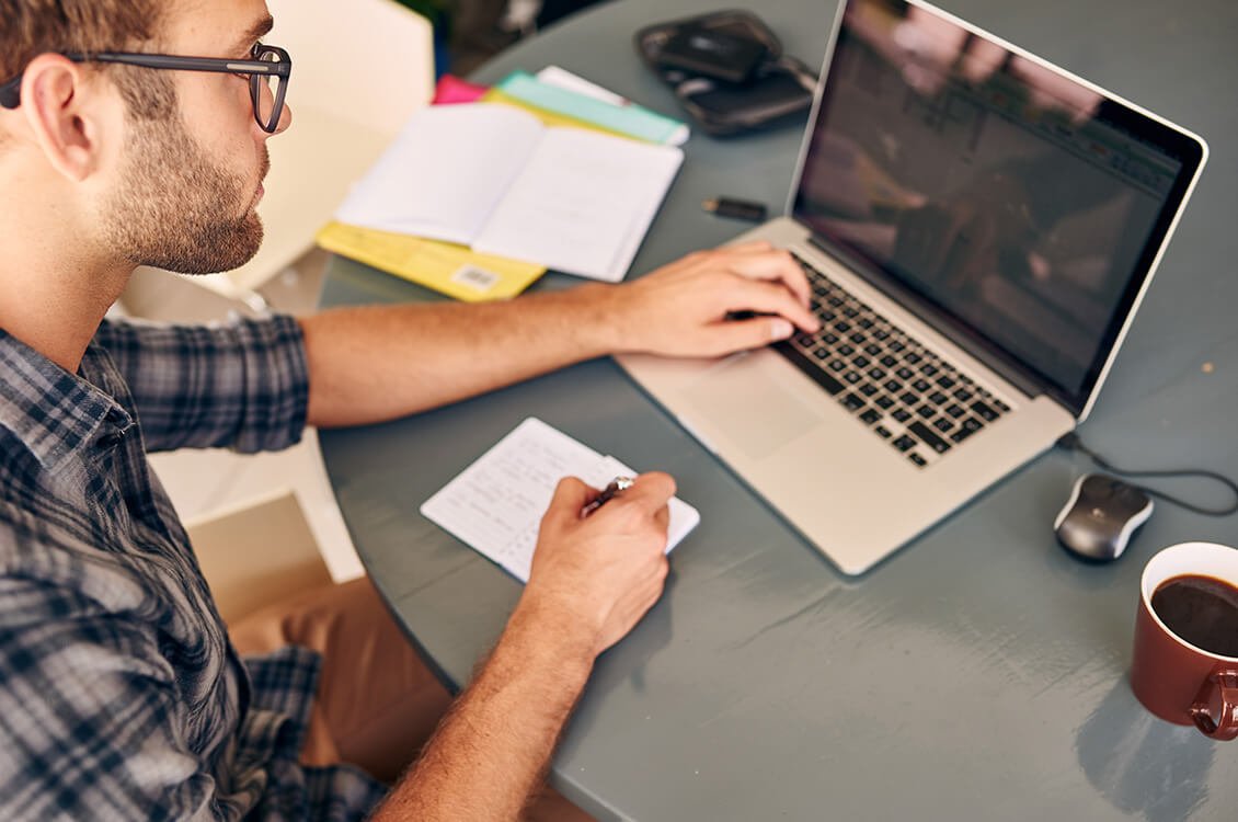 Создание делает. Компьютер через плечо фото. Man Laptop over Shoulder. Notebook over Shoulder.