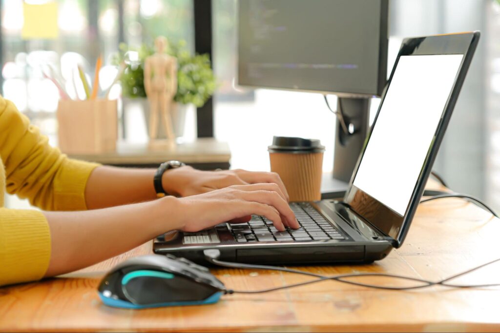 Женщина за рабочим столом