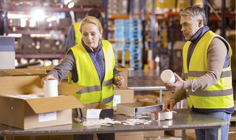 Работники упаковывают товар