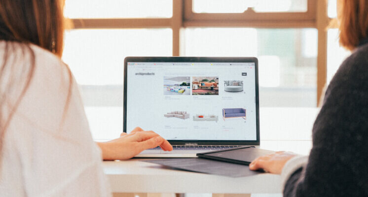 Девушки за компьютером