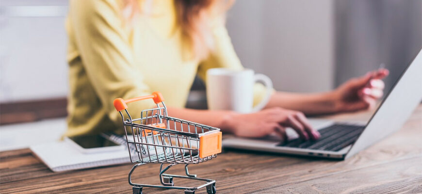 Девушка за ноутбуком