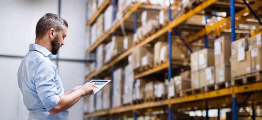 Мужчина на складе с товаром