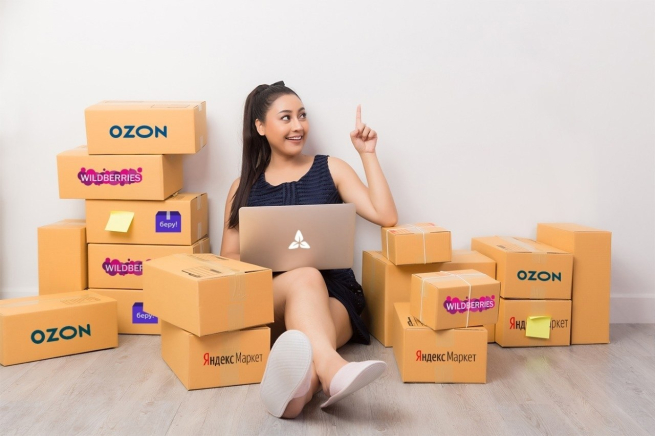 Девушка среди коробок