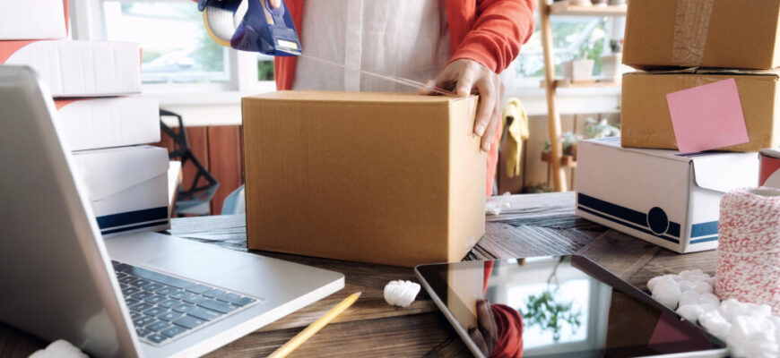 Продавец маркетплейсов с товаром