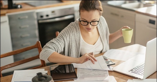 Девушка изучает документы