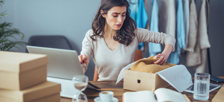 Женщина готовит товар для продажи