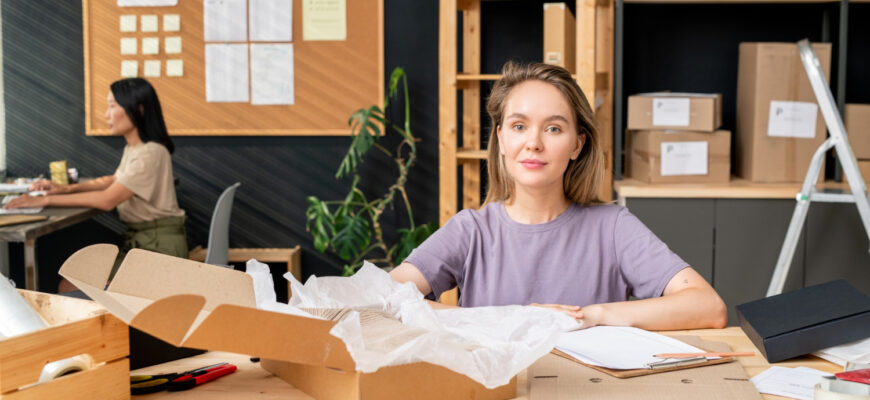 Девушка продает на маркетплейсе