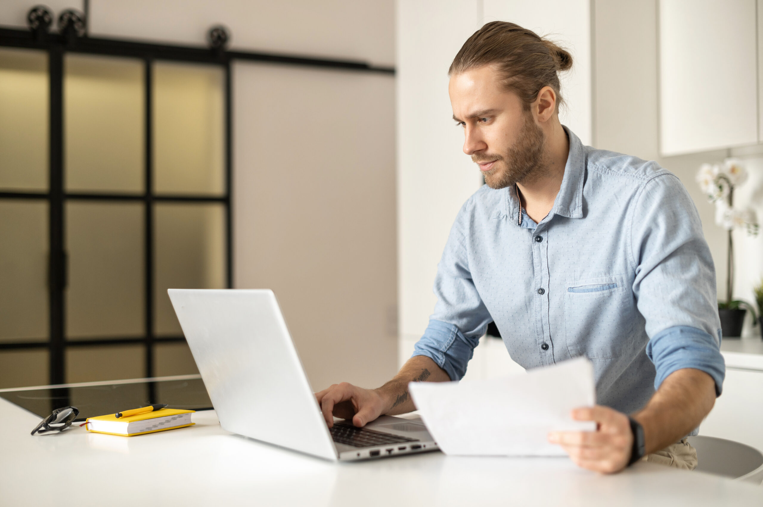 Мужчина работает с документами