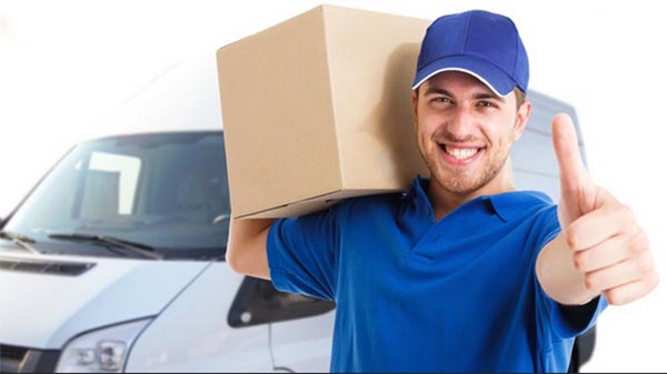 Курьер с коробкой