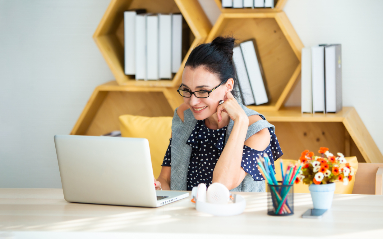 Женщина за рабочим столом