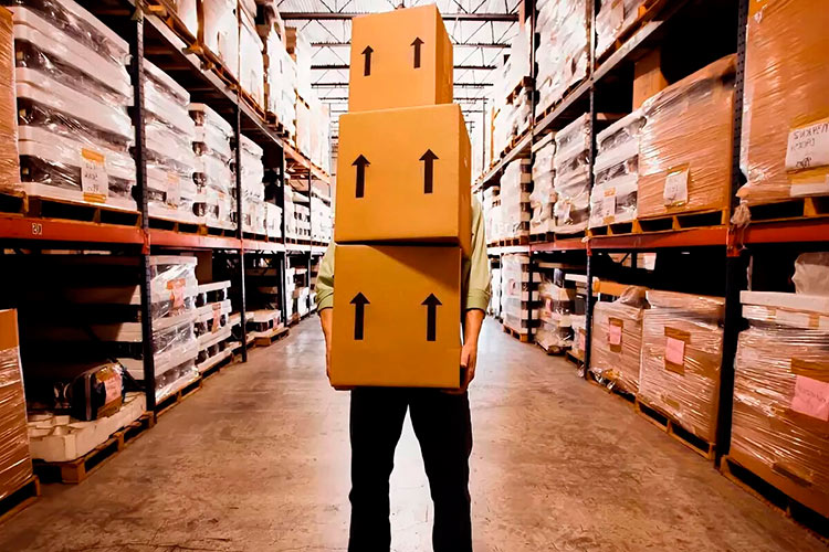 Мужчина с коробками