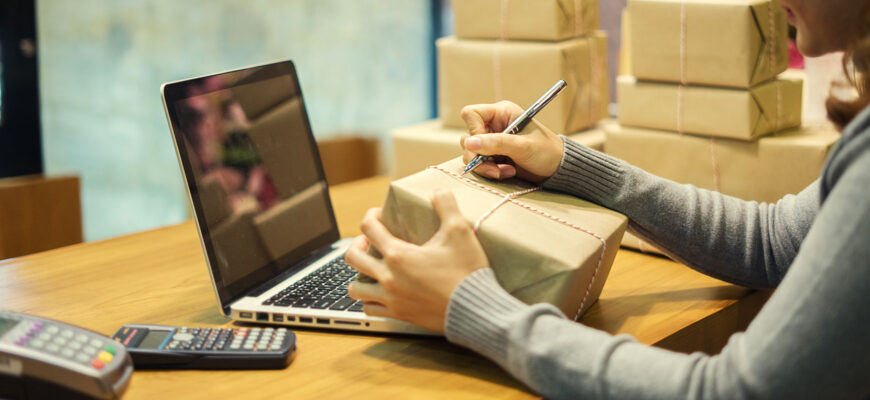 Девушка продает товары онлайн