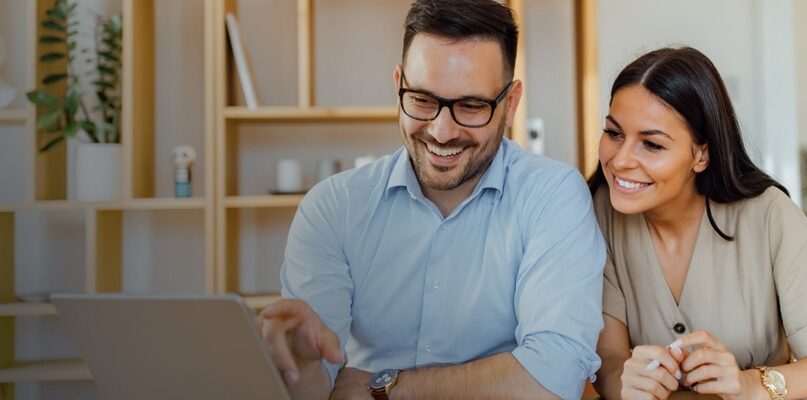 Мужчина и женщина за ноутбуком