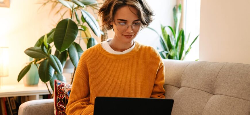 Девушка с ноутбуком