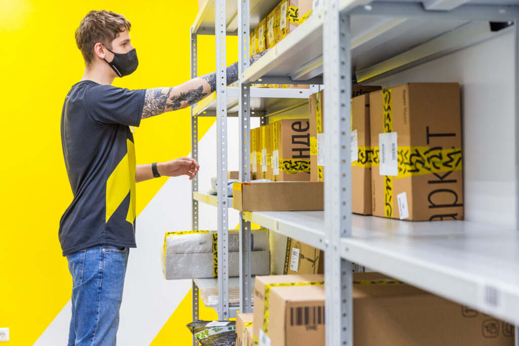 Сотрудник ПВЗ Яндекс Маркет