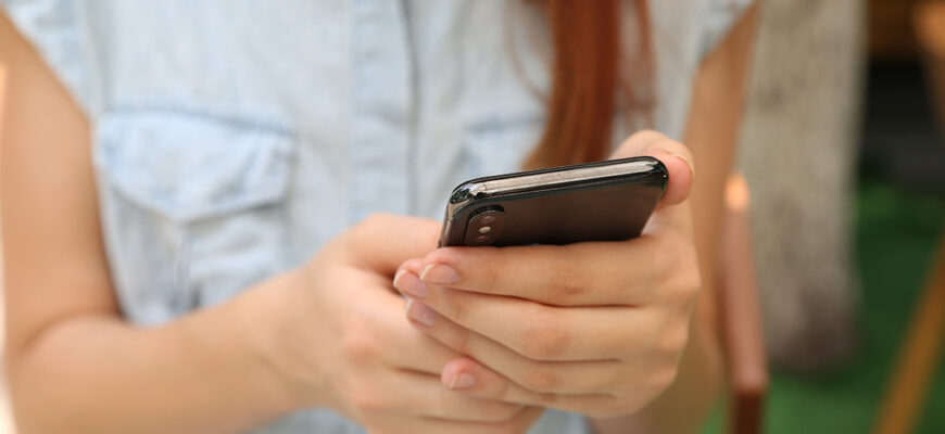 Девушка с мобильным телефоном