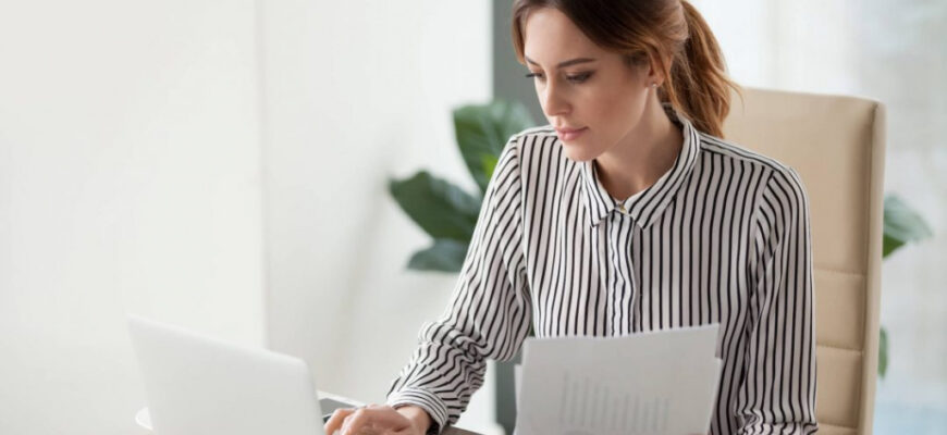 Девушка с документами